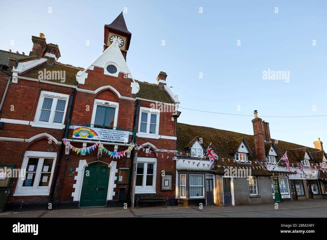 Fordingbridge, Regno Unito. - Maggio 6 2020: Il municipio e negozi locali a Fordingbridge, Hampshire decorato in coniglietti per il VE Day 75 nonostante il blocco coronavirus. Foto Stock