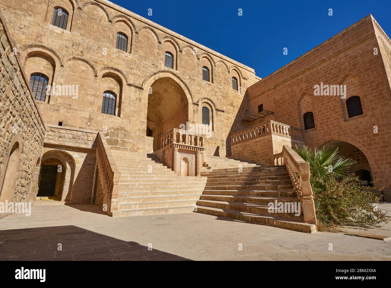 Ingresso e cortyarda del Monastero di Mor Hananyo (Deyrulzafaran Manastiri), Mardin, Turchia Foto Stock