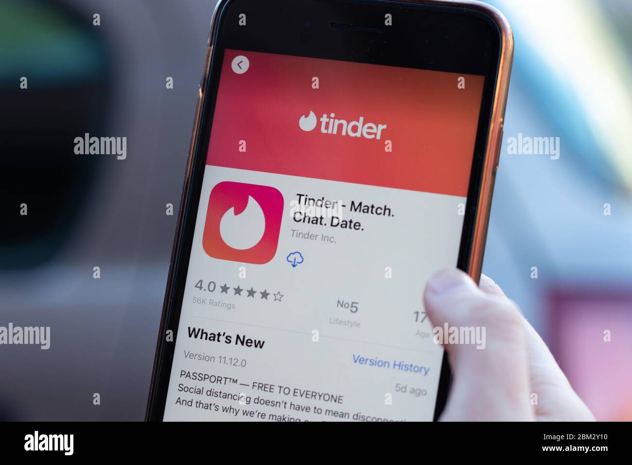 New York, USA - 1 maggio 2020: Primo piano del logo dell'applicazione Tinder sullo schermo del telefono, editoriale illustrativo Foto Stock