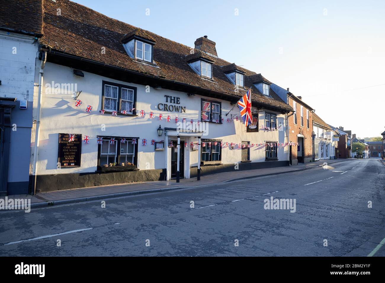 Fordingbridge, Regno Unito. - Maggio 6 2020: Nonostante sia chiuso durante il coronavirus di blocco il pub Crown a Fordingbridge, Hampshire è decorato in conigli per il VE Day 75. Foto Stock
