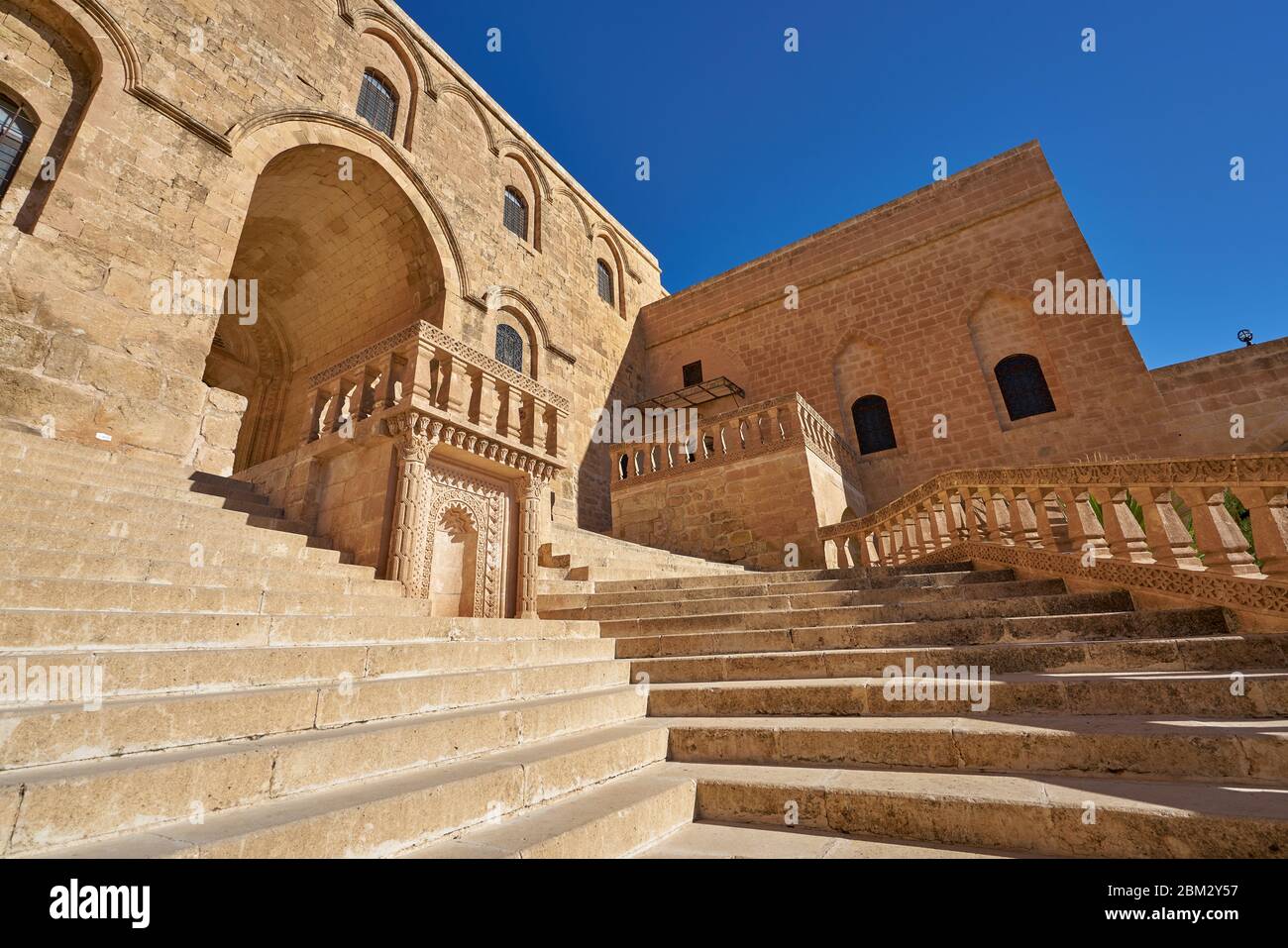 Ingresso e cortyarda del Monastero di Mor Hananyo (Deyrulzafaran Manastiri), Mardin, Turchia Foto Stock