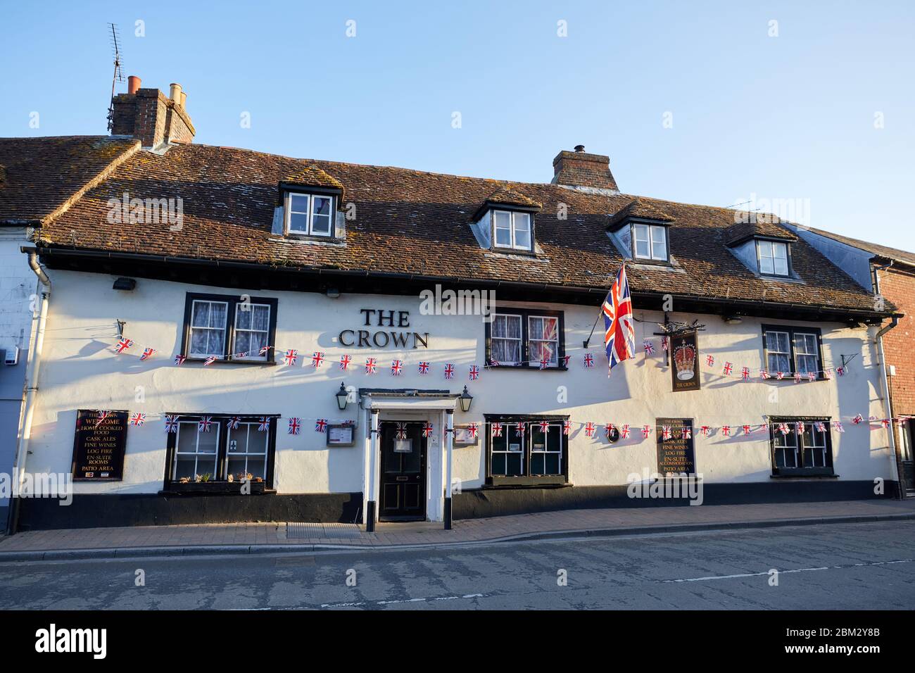 Fordingbridge, Regno Unito. - Maggio 6 2020: Nonostante sia chiuso durante il coronavirus di blocco il pub Crown a Fordingbridge, Hampshire è decorato in conigli per il VE Day 75. Foto Stock