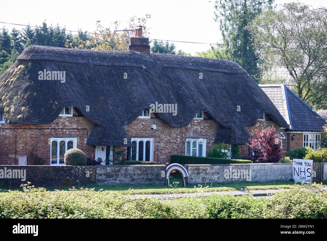 Ibsley, Regno Unito. - Maggio 6 2020: Una casa di paglia in Hampshire con un arcobaleno e grazie messaggio in apprezzamento del NHS. Foto Stock
