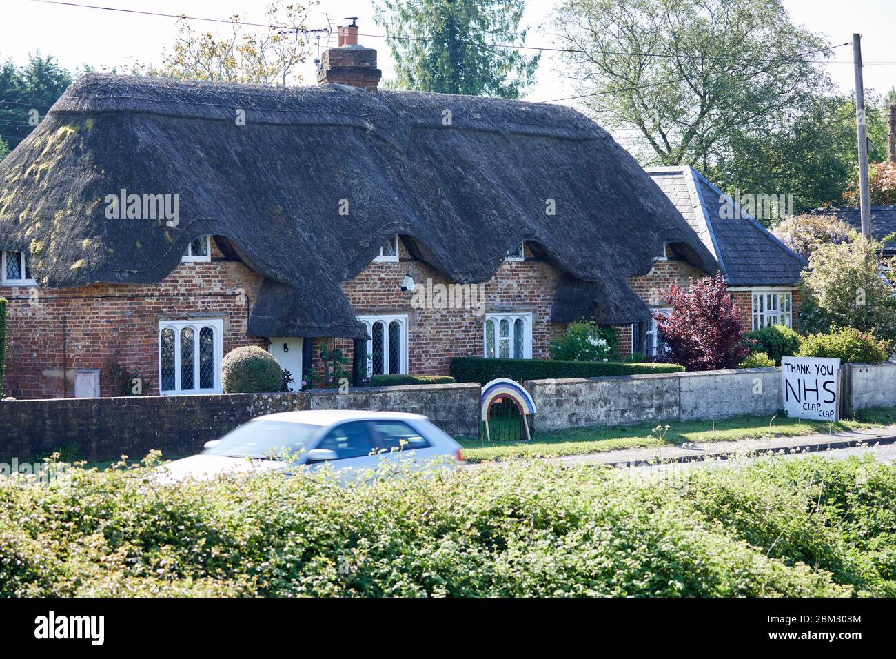 Ibsley, Regno Unito. - Maggio 6 2020: Una casa di paglia in Hampshire con un arcobaleno e grazie messaggio in apprezzamento del NHS. Foto Stock