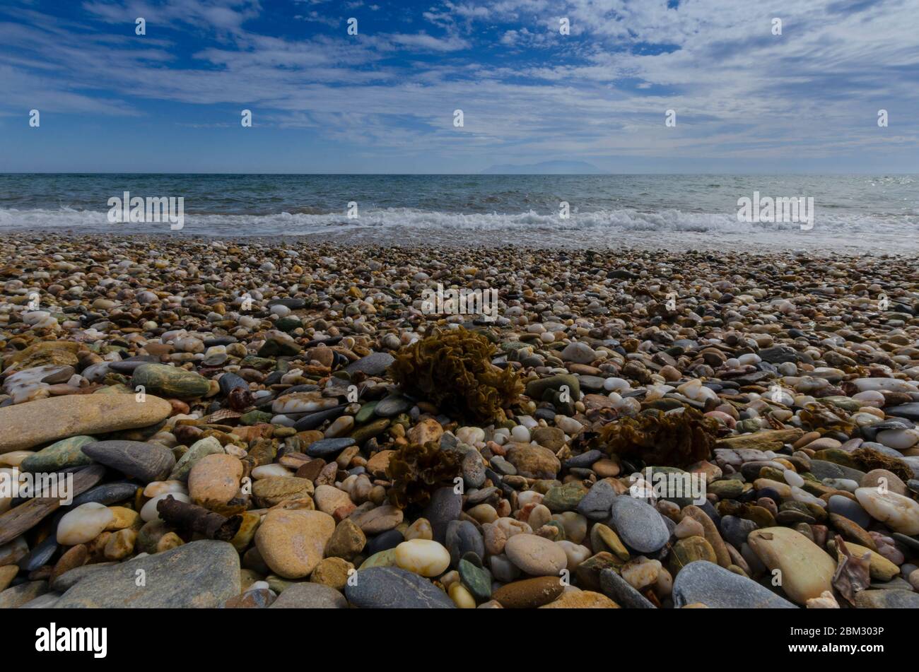 Paesaggio da spiaggia da Alexandrandroupoli Evros Grecia con l'isola di SAMOTHRAKI sullo sfondo Foto Stock