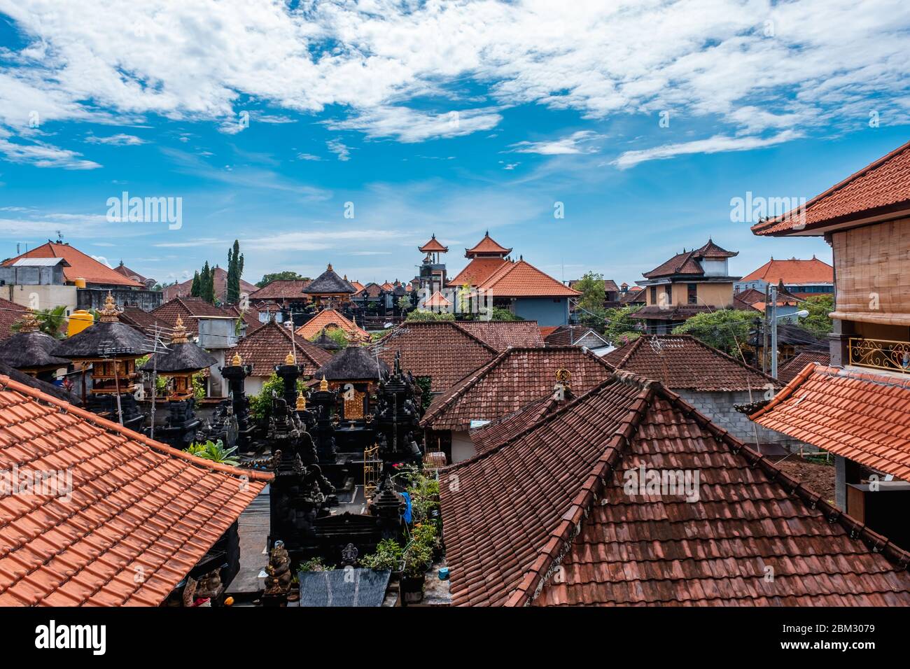 Panorama aereo di Ubud e delle case di Bali, architettura tradizionale dell'isola di Bali Foto Stock