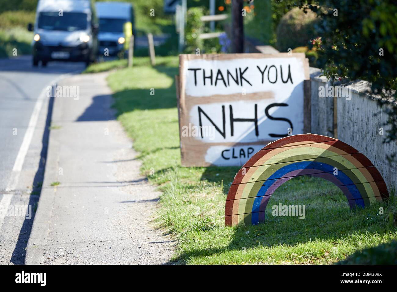 Ibsley, Regno Unito. - Maggio 6 2020: Un arcobaleno e grazie messaggio in apprezzamento del NHS mostrato sul lato di una strada Hampshire. Foto Stock