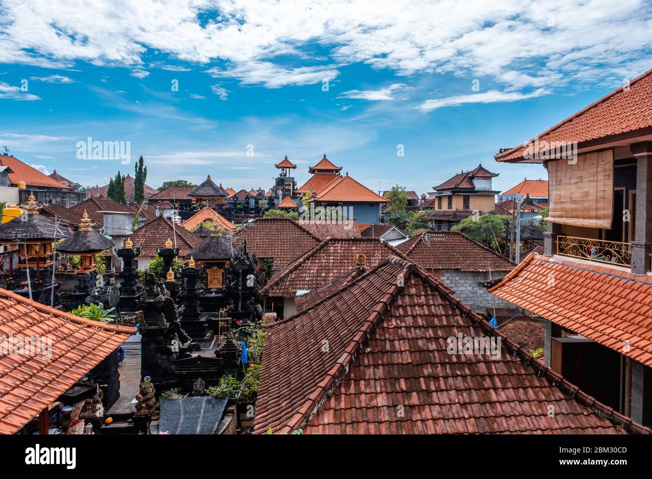 Panorama aereo di Ubud e delle case di Bali, architettura tradizionale dell'isola di Bali Foto Stock