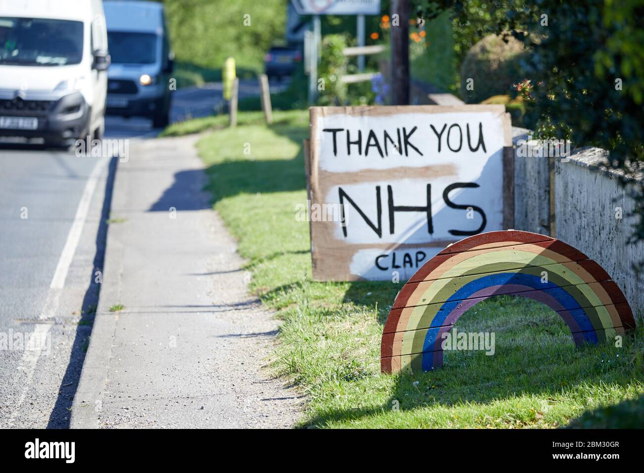 Ibsley, Regno Unito. - Maggio 6 2020: Un messaggio di ringraziamento per l'apprezzamento del NHS mostrato sul lato di una strada Hampshire. Foto Stock