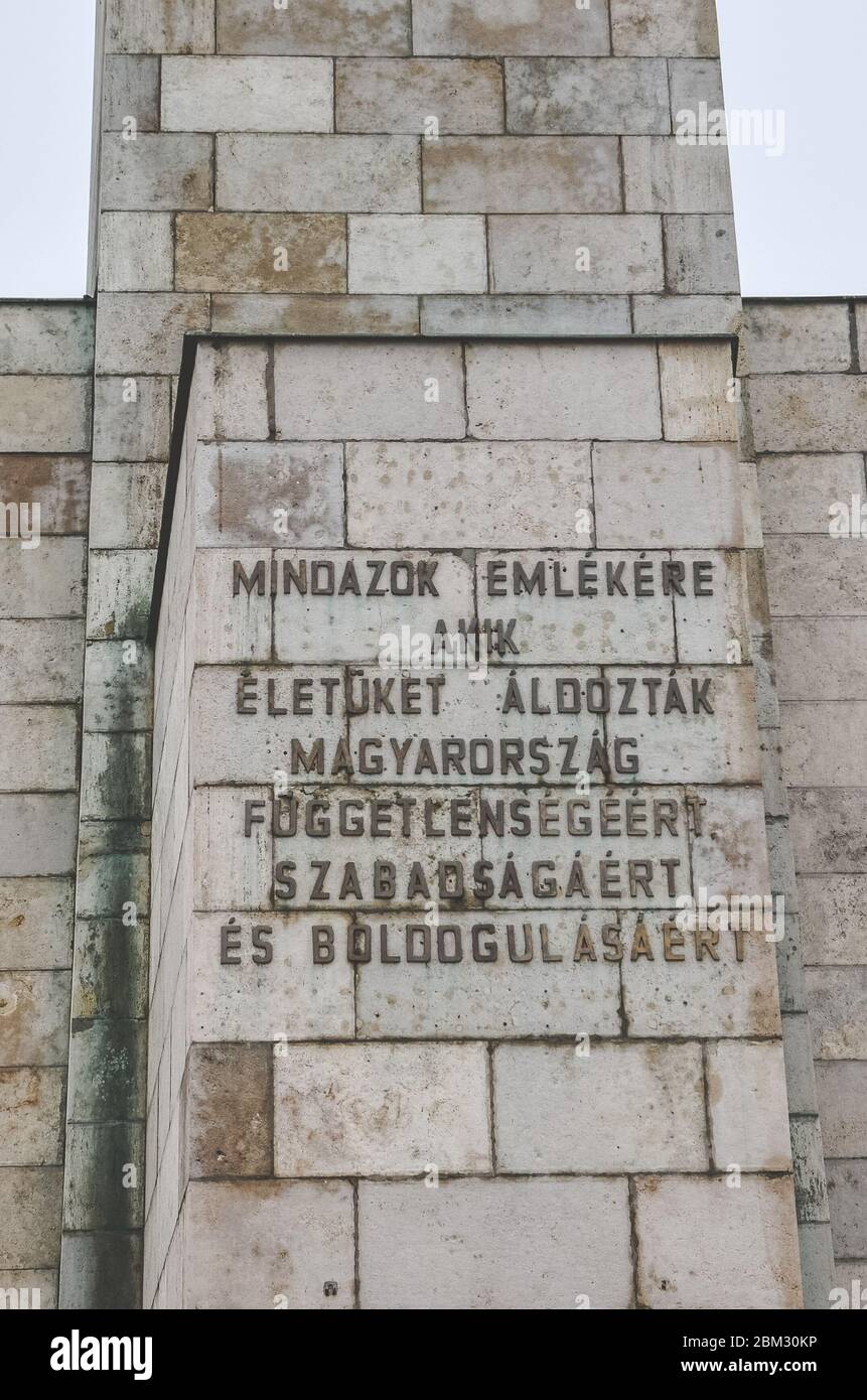 Budapest, Ungheria - 6 novembre 2019: Accedi in lingua ungherese sul piedistallo della Statua della libertà. Statua sulla collina di Gellert in ricordo della liberazione sovietica dell'Ungheria durante la seconda guerra mondiale Foto Stock