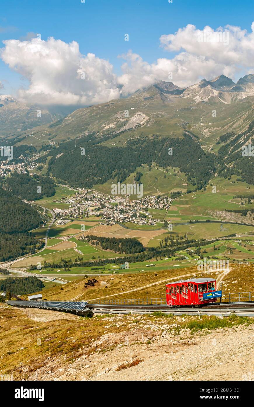 Funivia che saliva Muottas Muragl con la Valle Engadin sullo sfondo, Engadin, Svizzera Foto Stock