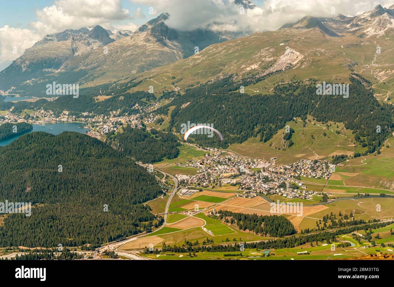Vista da Muottas Muragl attraverso la valle dell'Engadina, Pontresina, Grigioni, Svizzera Foto Stock