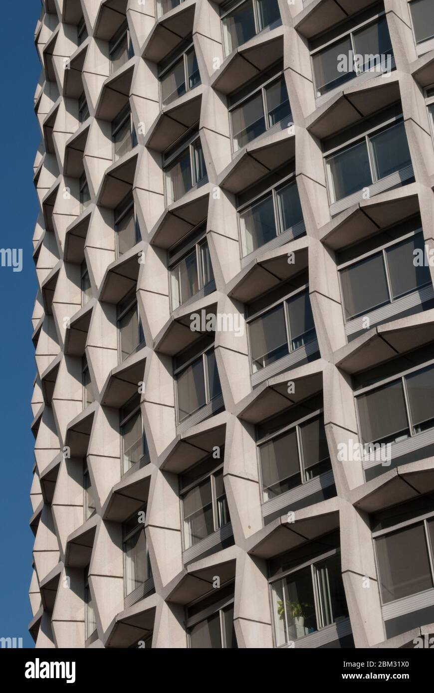 Postmoderno Brutalism Brutalist Precast concrete Space House 1 Kemble Street, Holborn, Londra WC2B 4AN di Richard Seifert architetto Foto Stock