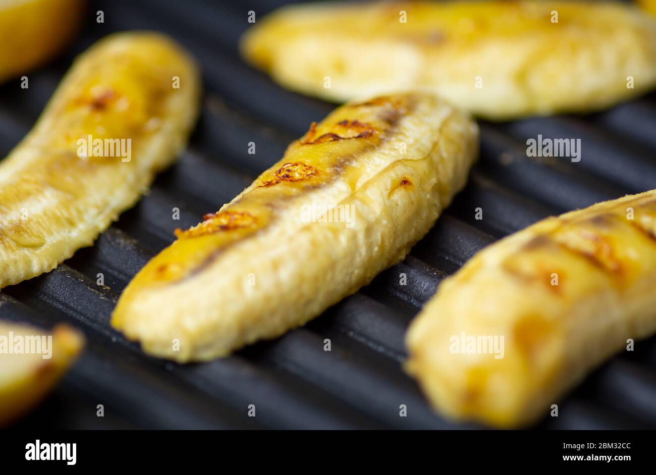 Frutta a fette alla banana sulla vista superiore della griglia Foto Stock