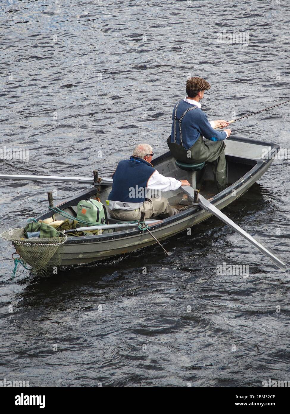 Vola a bordo di un pescatore con Ghillie sul fiume Tweed a Kelso Foto Stock
