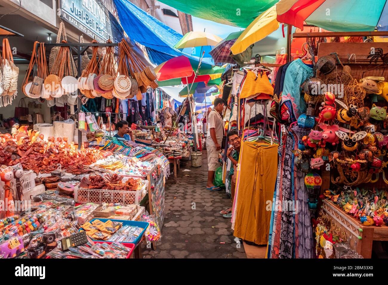 Turisti che visitano il mercato di Ubud o conosciuto come mercato d'Arte di Ubud Foto Stock