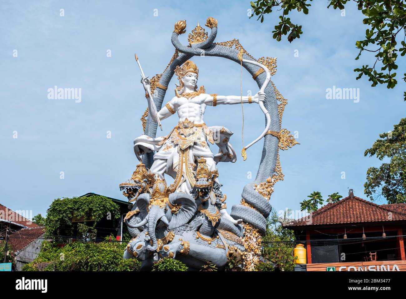 Statua di Arjuna nella provincia di Ubud. Arjuna è un eroe arciere nella religione indù Foto Stock