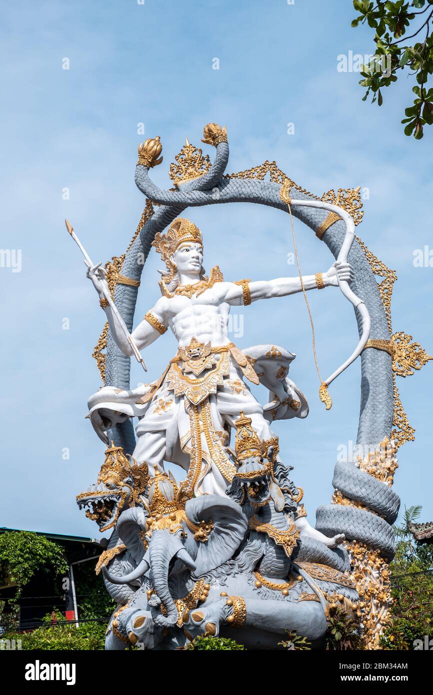 Statua di Arjuna nella provincia di Ubud. Arjuna è un eroe arciere nella religione indù Foto Stock