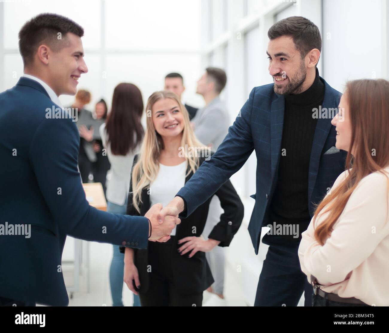 la gente felice di affari che scuotono le mani con l'altro. Foto Stock