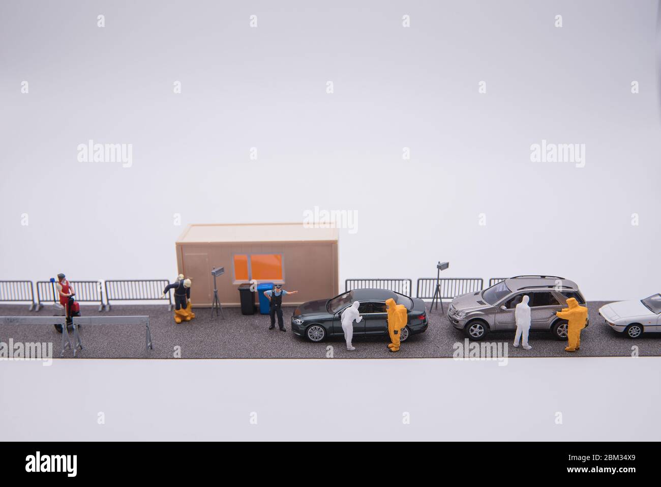 Stazione di prova Miniatur Mobile Covid-19 con auto e persone in miniatura Foto Stock