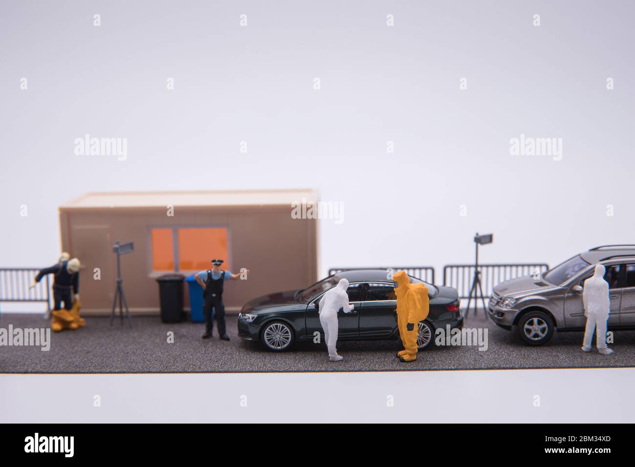Stazione di prova Miniatur Mobile Covid-19 con auto e persone in miniatura Foto Stock