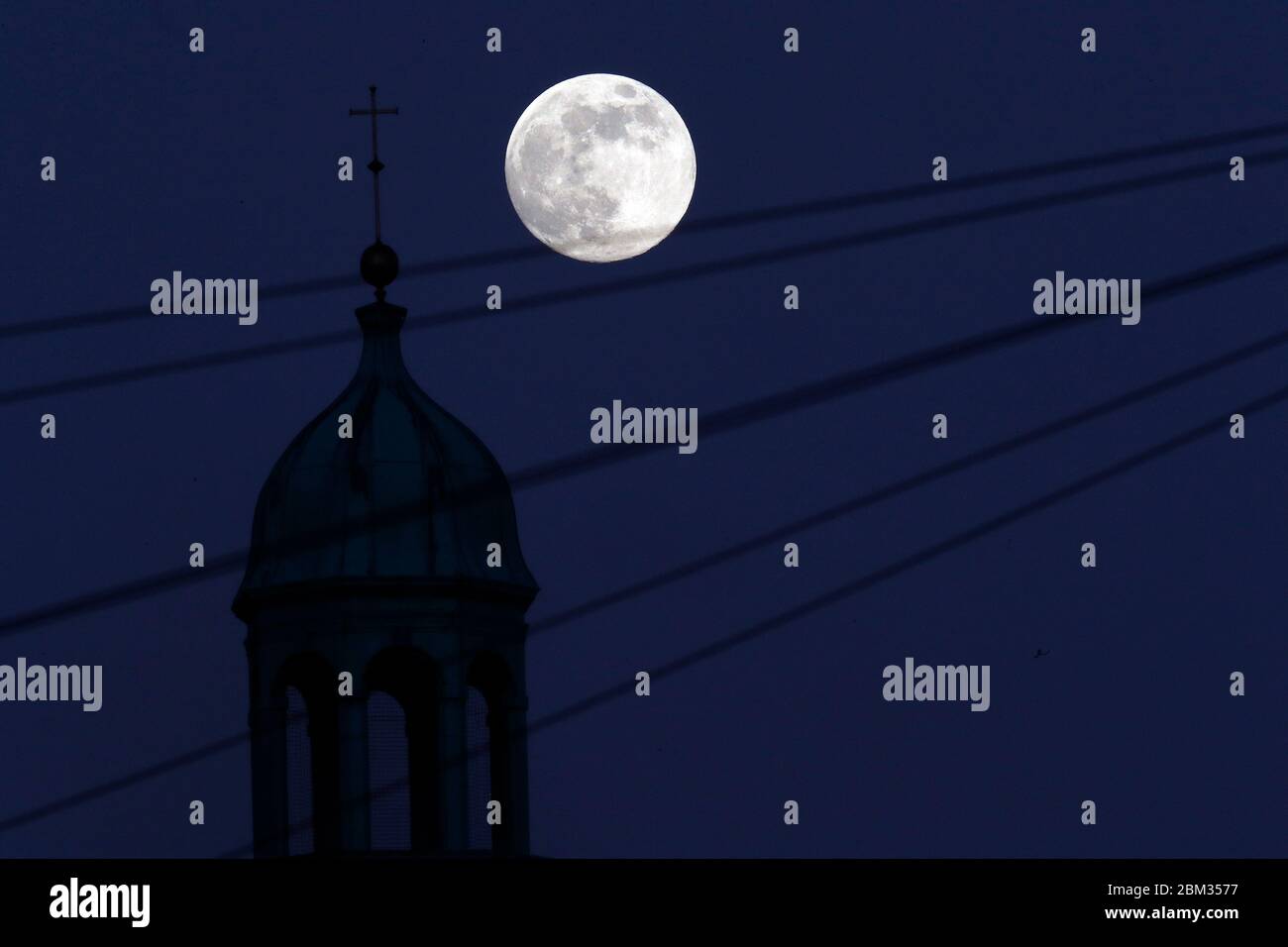 Loughborough, Leicestershire, Regno Unito. 6 maggio 2020. Meteo Regno Unito. L'ultima superluna dell'anno, conosciuta come Luna dei Fiori sorge dietro il Carillon, costruito come monumento ai caduti nel 1923. Credit Darren Staples/Alamy Live News. Foto Stock