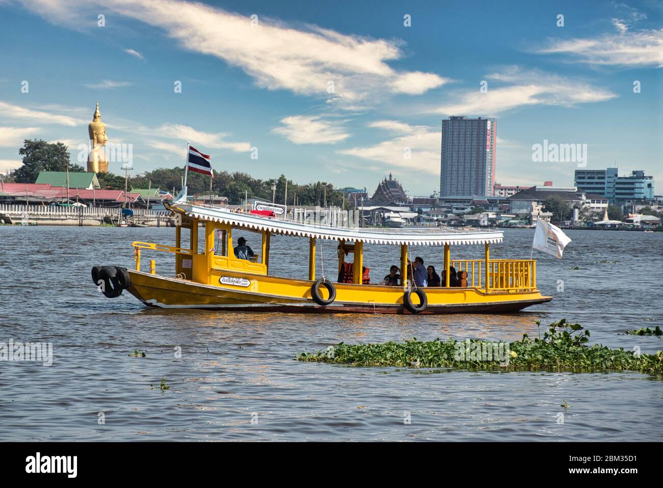 Bangkok, Thailandia 01.04.2020: Trasporto pubblico barca sul fiume Chao Phraya Foto Stock