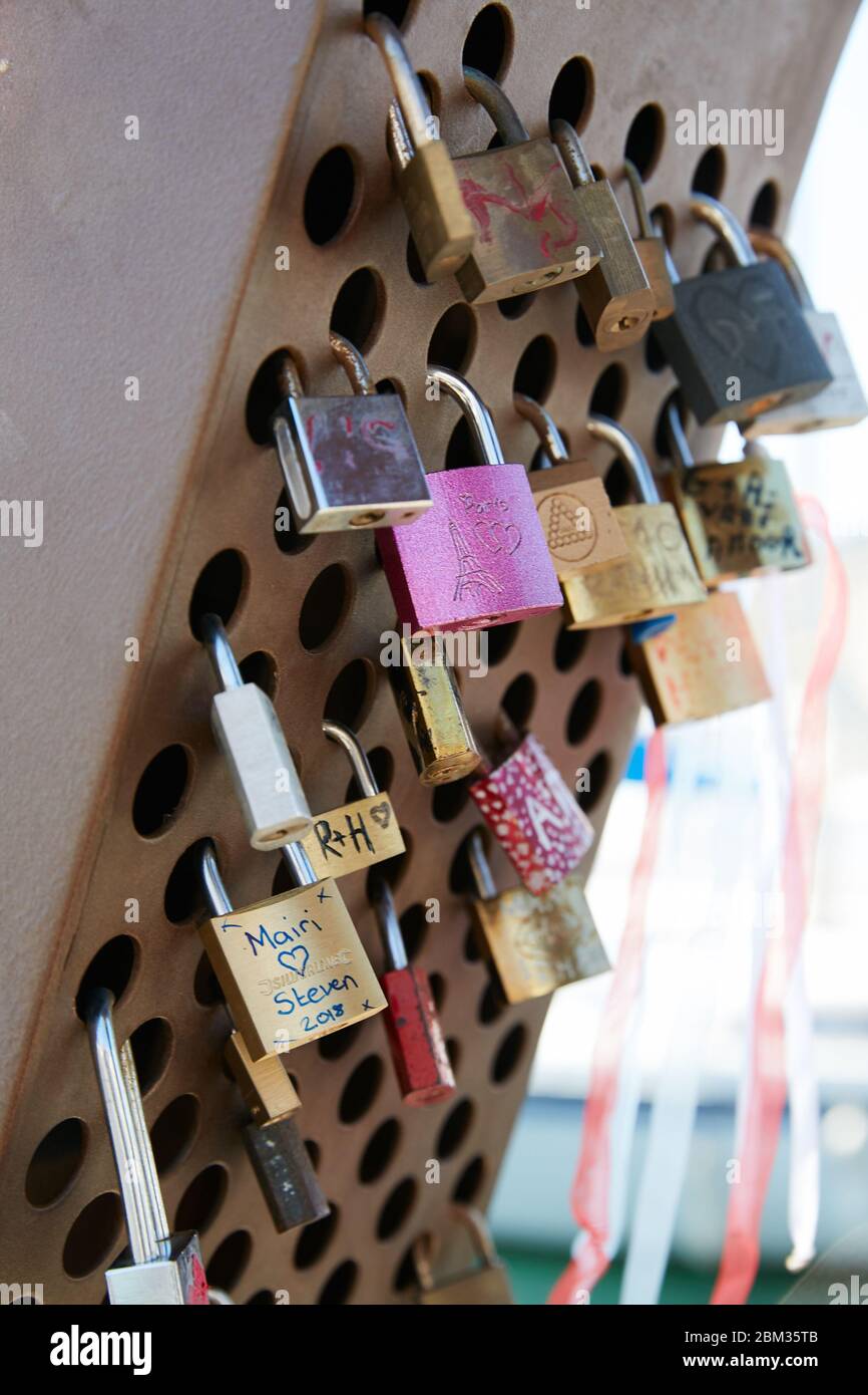 Gli amanti lasciano lucchetti colorati bloccati a una struttura sui moli come simbolo di amore nella bella Marsiglia, Francia Foto Stock