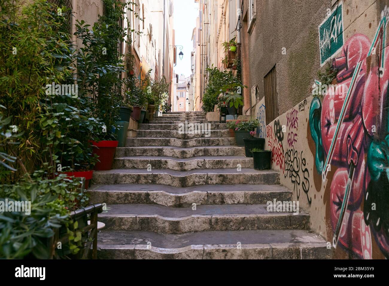 Splendida architettura lungo le strade del vecchio mondo vicino al porto nella bella Marsiglia, Francia Foto Stock