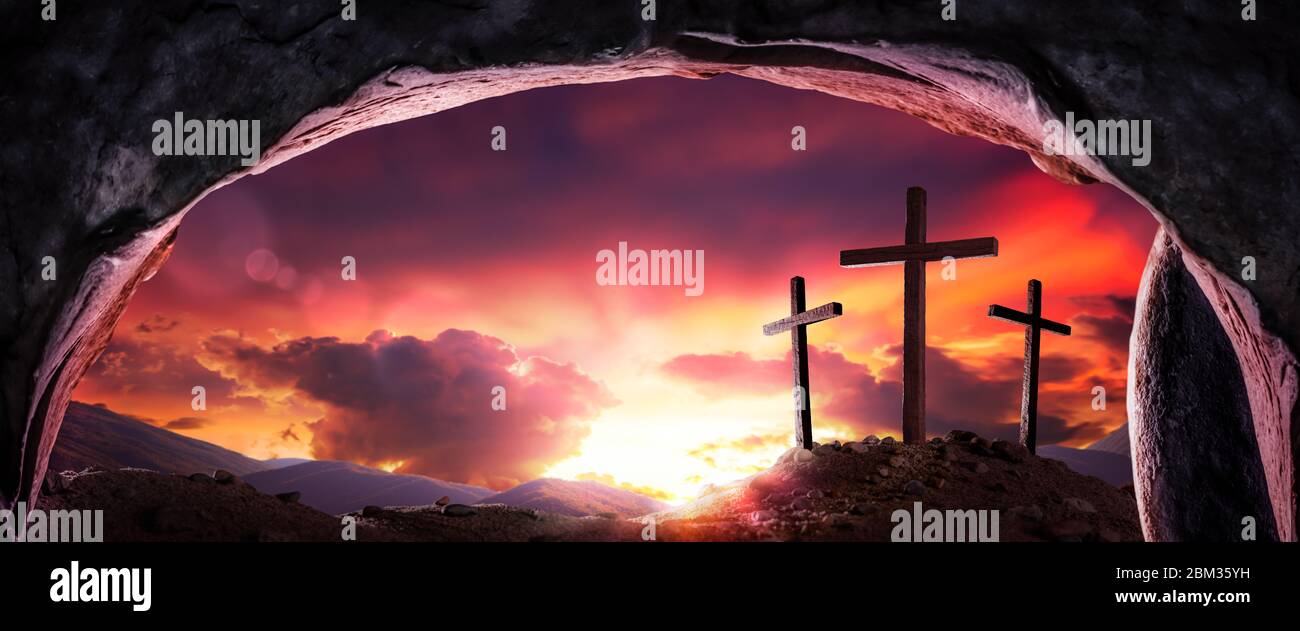 Vista di tre croci di legno e Alba dalla Tomba aperta - morte e risurrezione di Gesù Cristo Foto Stock