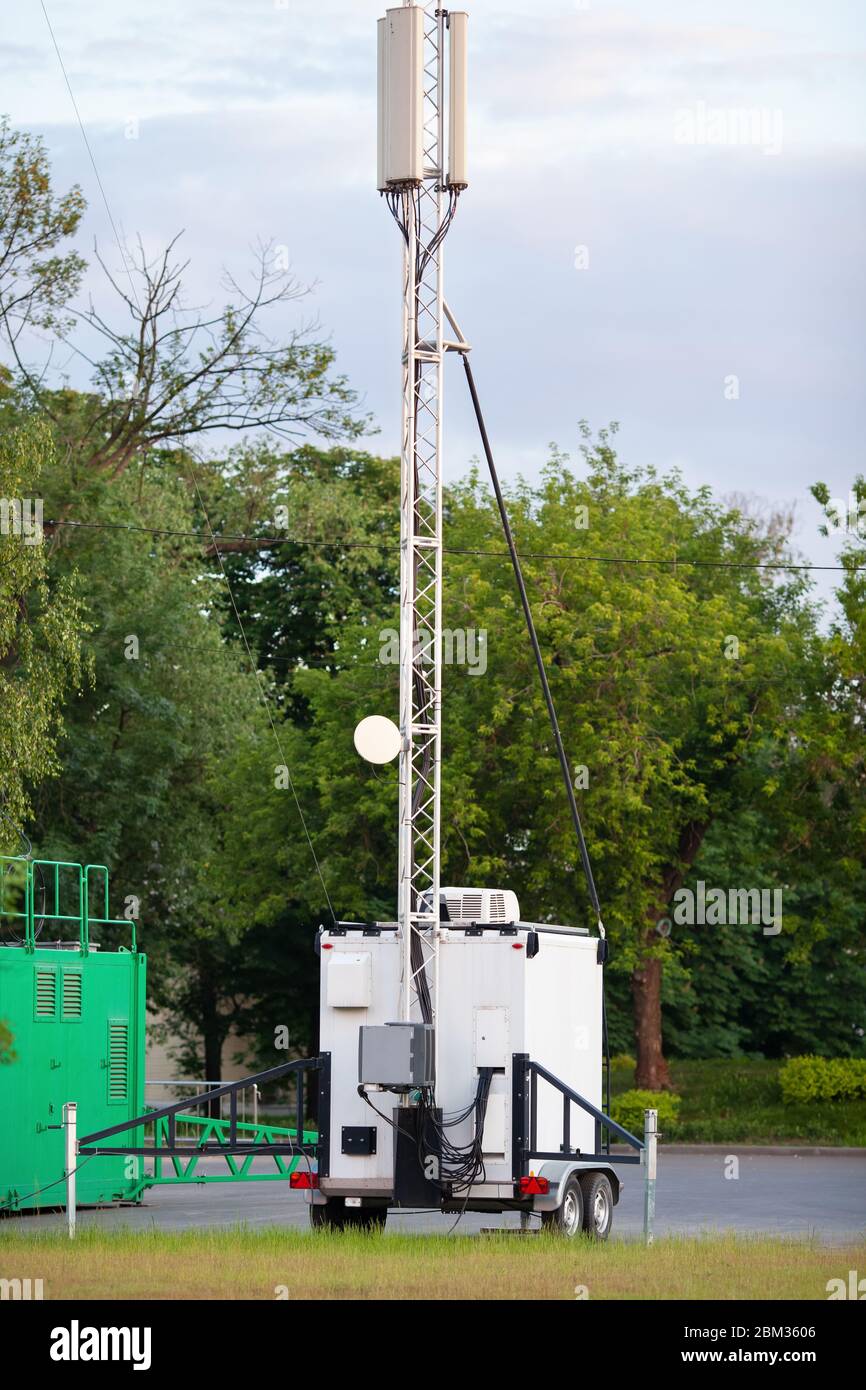 Stazione mobile, torre cellulare mobile, 3G, 4G, 5G nel parco. Concetto nuove tecnologie wireless, dispositivi di telecomunicazione aggiuntivi, accessibilità di commu Foto Stock