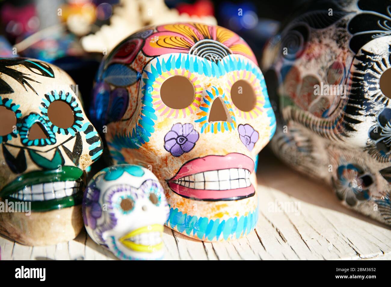 Teschi colorati di zucchero in porcellana venduti da un venditore in Messico Foto Stock