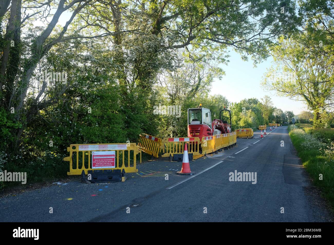 Maggio 2020 - lavori di sostituzione principali del gas su una strada di campagna B3161 appena a sud di Cheddar, nel Somerset, Regno Unito Foto Stock