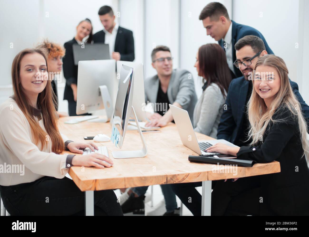 i giovani imprenditori lavorano in un ufficio moderno Foto Stock