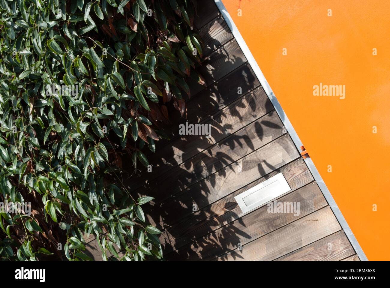 1B Casa moderna e contemporanea Orange Blue Doors balcone Liverpool Street Hackney Shoreditch East London City Foto Stock