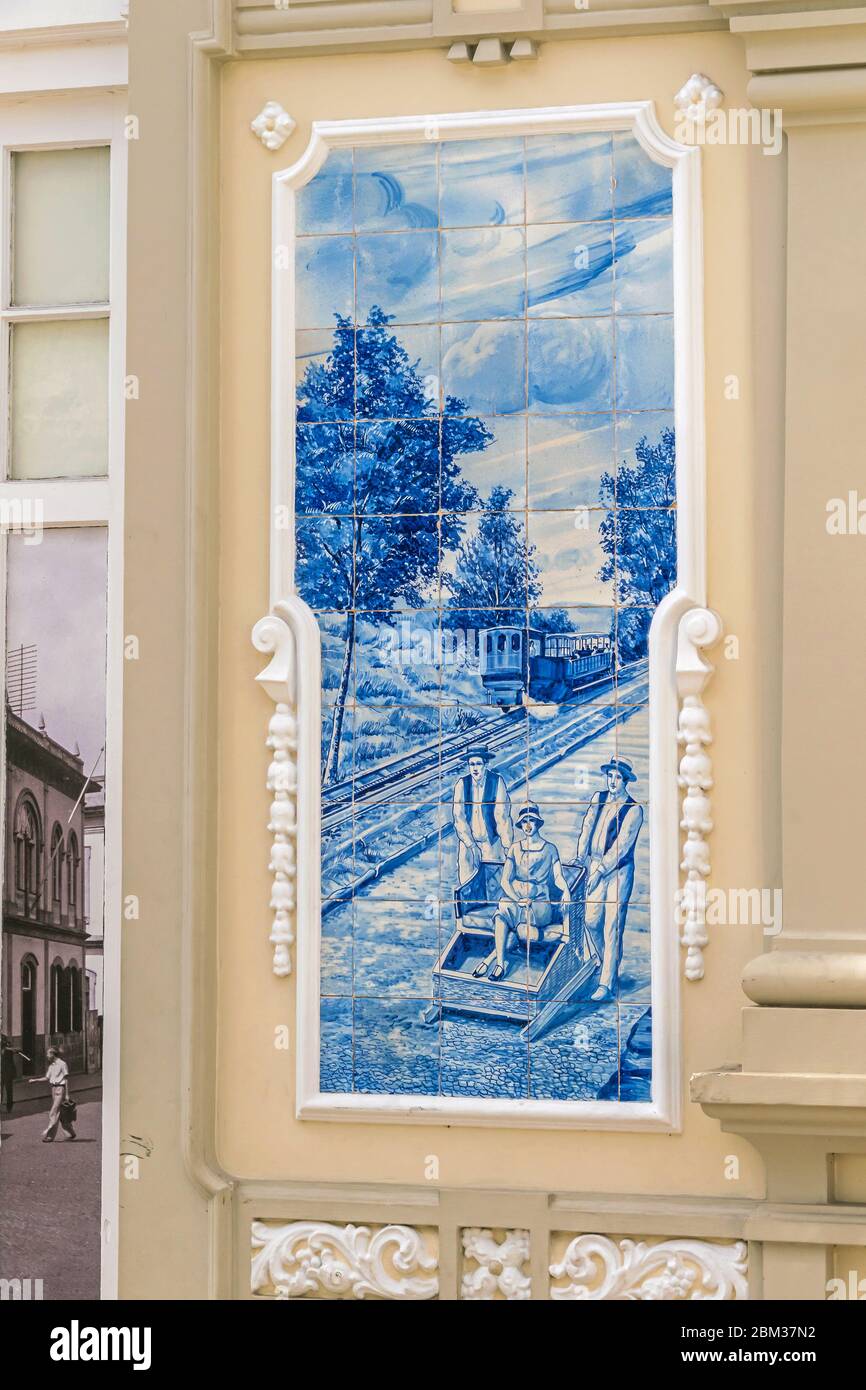 Funchal, Portogallo - 10 novembre 2019: Parete decorata con Azulejo, una forma di piastrelle in ceramica dipinta con latta portoghese, che presenta un ri di toboga Foto Stock