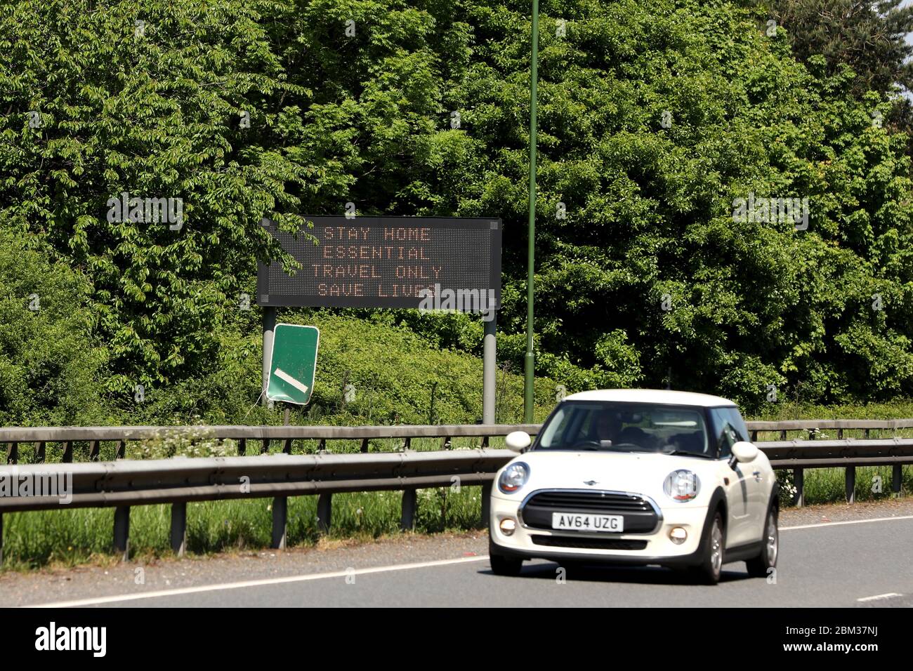 Soggiorno a casa, Essential Travel Only, salvare vite segno sul lato di una strada fuori Horsham, West Sussex, Regno Unito. Foto Stock