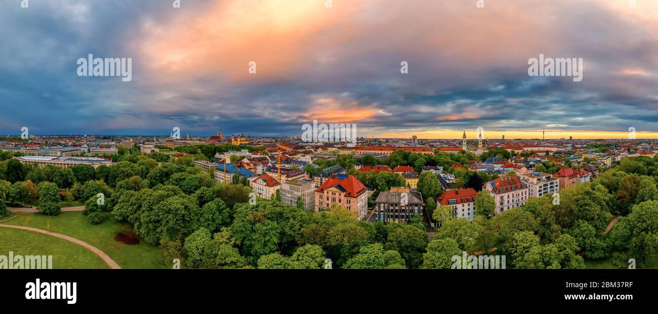 La splendida vista di Monaco in baviera da un drone, un'antenna panoramica su un parco, le case e la frauenkirche nel centro storico della Foto Stock
