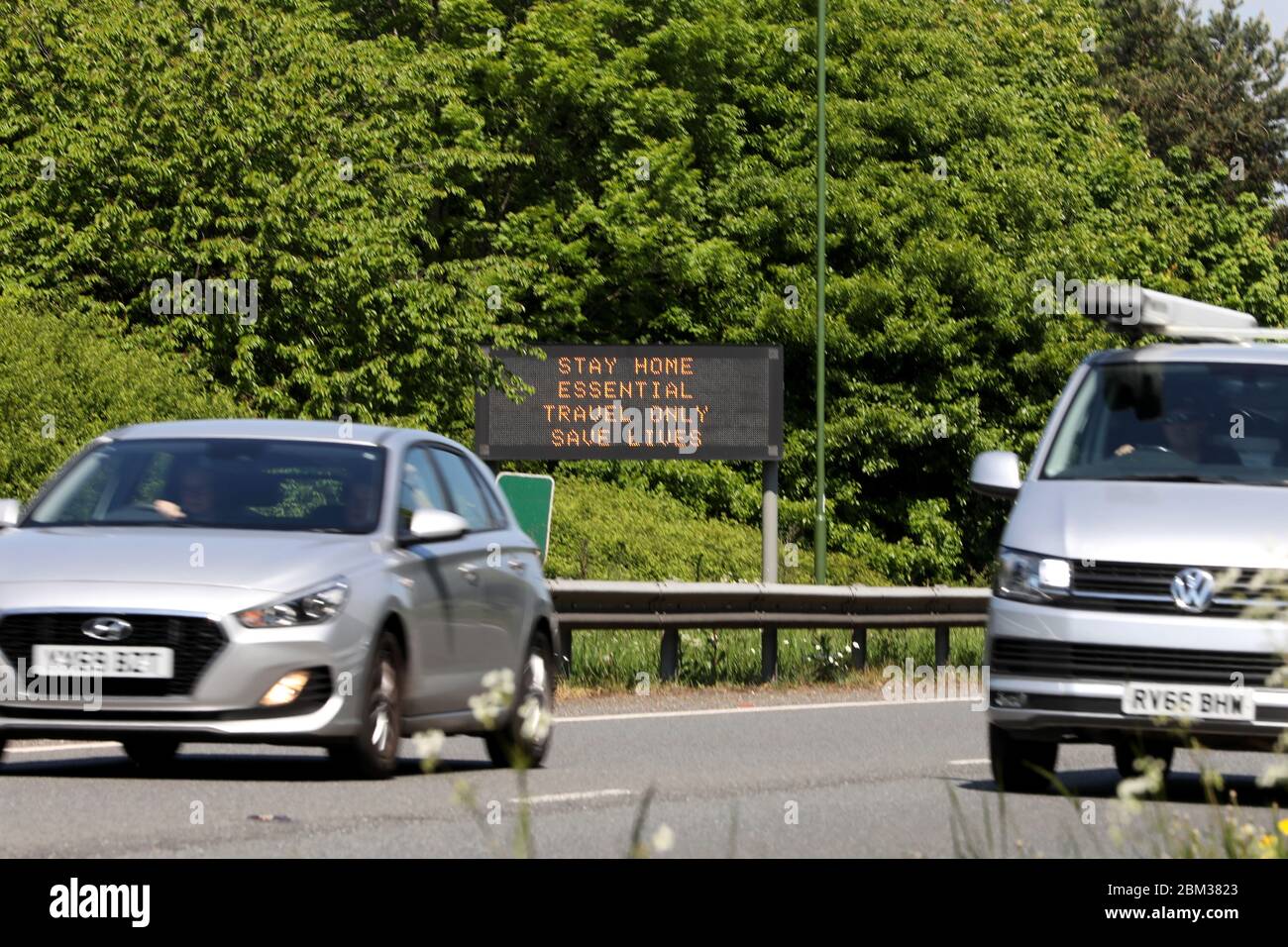 Soggiorno a casa, Essential Travel Only, salvare vite segno sul lato di una strada fuori Horsham, West Sussex, Regno Unito. Foto Stock