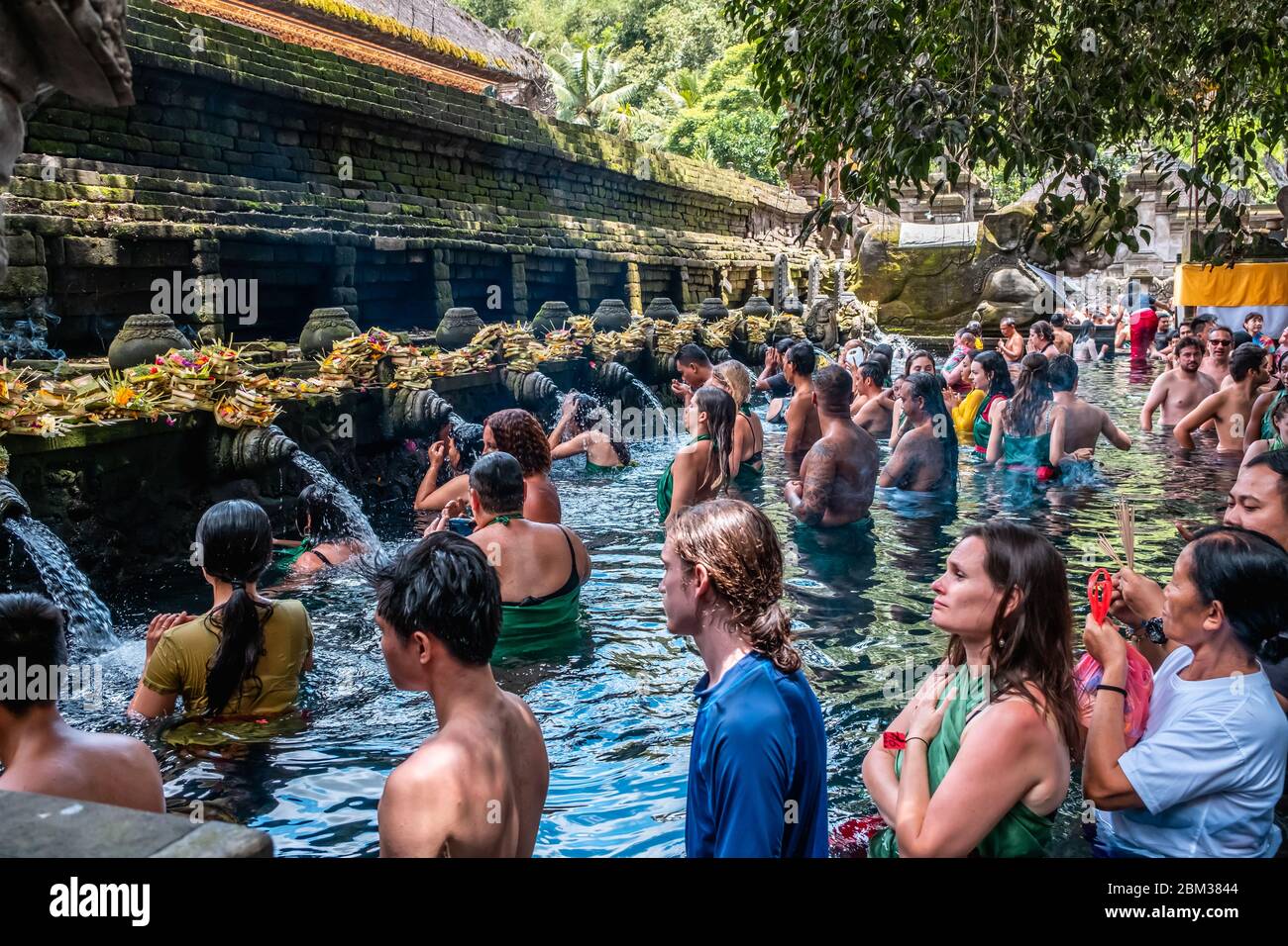 Le preghiere sono in piscina del Tempio di Holy Springs, nome locale di questo tempio 'Tirta Empul ' Foto Stock Le preghiere sono in piscina del Tempio di Holy Springs, nome locale di questo tempio 'Tirta Empul ' Foto Stock