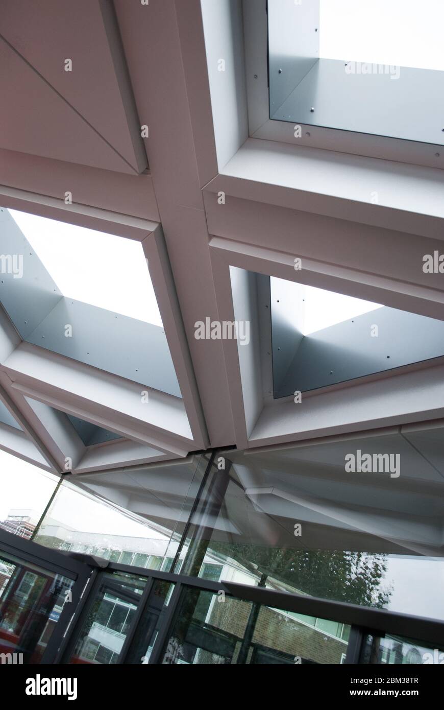 Modern Healthcare Maggie's Center, Charing Cross Hospital, Fulham Palace Road, Londra, W6 8RF di Rogers Stirk Harbour & Partners Foto Stock