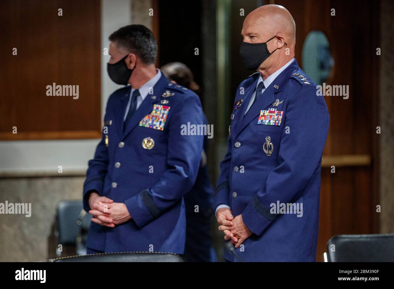 Il capo delle operazioni spaziali presso la forza spaziale statunitense John Raymond si prepara a testimoniare prima dell'audizione del Comitato dei servizi armati del Senato sulla politica dello spettro del Dipartimento della Difesa e l'impatto della decisione Ligado della Commissione federale delle comunicazioni sulla sicurezza nazionale durante la pandemia di coronavirus COVID-19 a Capitol Hill in Washington, DC, USA, 06 maggio 2020.Credit: Shawn Thew/Pool via CNP /MediaPunch Foto Stock