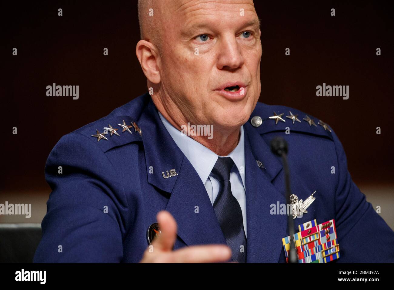 Il capo delle operazioni spaziali presso la forza spaziale statunitense John Raymond testimonia prima dell'audizione del Comitato dei servizi armati del Senato degli Stati Uniti sulla politica dello spettro della difesa e l'impatto della decisione Ligado della Commissione federale delle comunicazioni sulla sicurezza nazionale durante la pandemia di coronavirus COVID-19 a Capitol Hill a Washington, DC, USA, 06 maggio 2020.Credit: Shawn Thew/Pool via CNP /MediaPunch Foto Stock