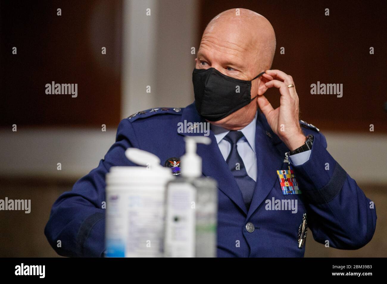 Il capo delle operazioni spaziali presso la forza spaziale statunitense John Raymond si prepara a testimoniare prima dell'audizione del Comitato dei servizi armati del Senato sulla politica dello spettro del Dipartimento della Difesa e l'impatto della decisione Ligado della Commissione federale delle comunicazioni sulla sicurezza nazionale durante la pandemia di coronavirus COVID-19 a Capitol Hill in Washington, DC, USA, 06 maggio 2020.Credit: Shawn Thew/Pool via CNP /MediaPunch Foto Stock