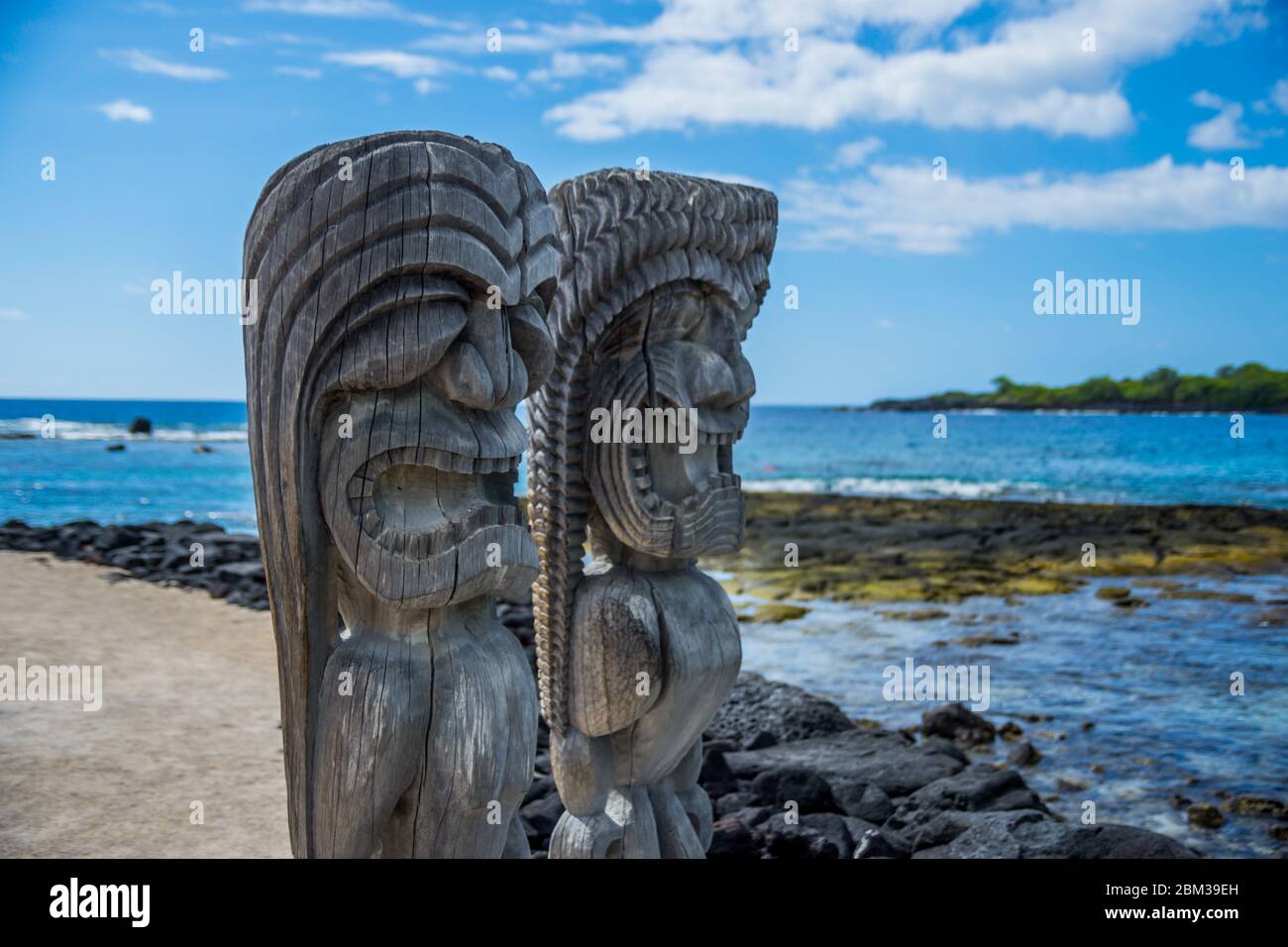 Scultura in legno in stile hawaiano Puʻuhonua o Hōnaunau National Historical Park, Big Island, Hawaii Foto Stock