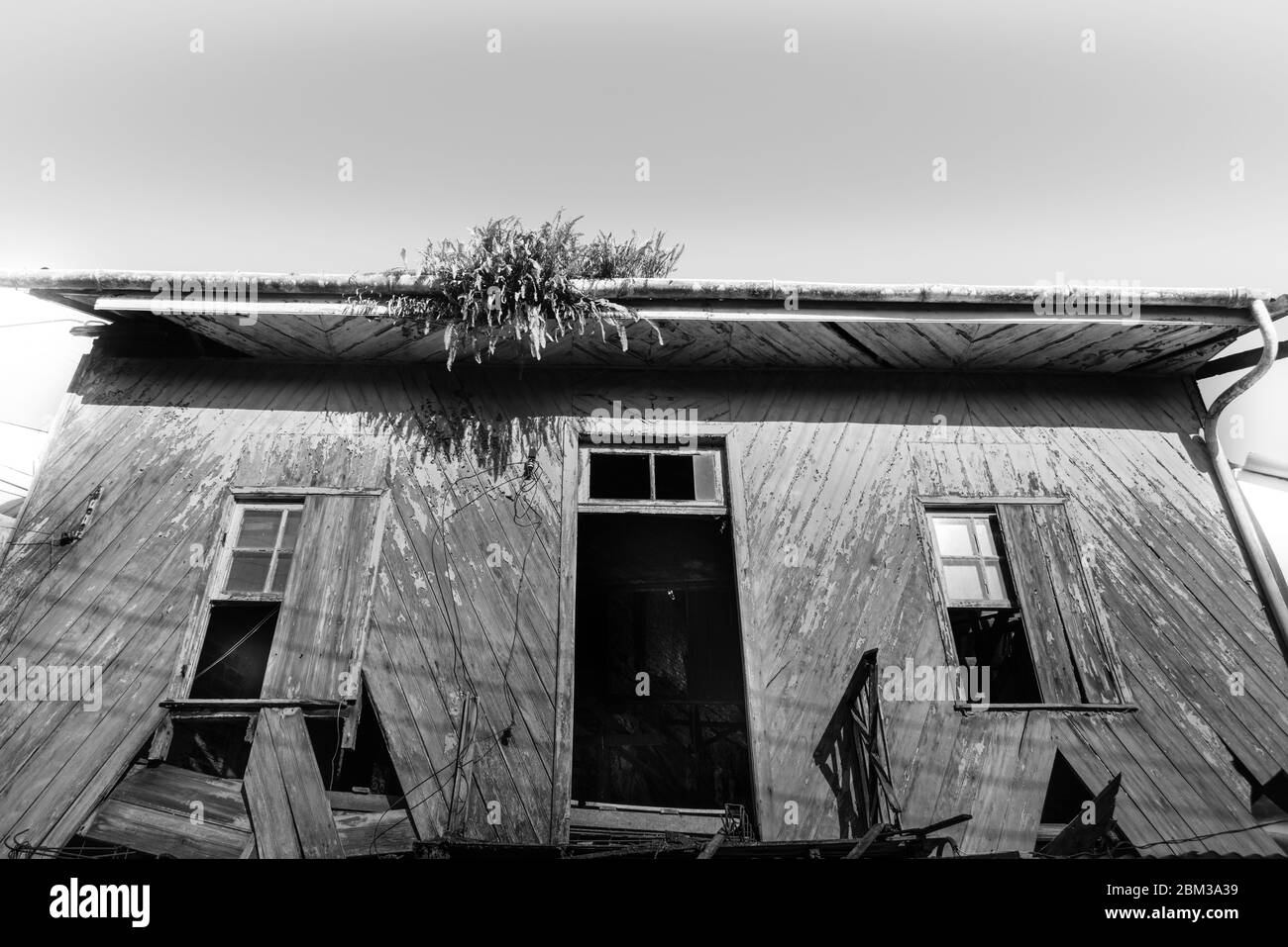 Una vecchia e inquietante casa mistritica nel mezzo del nulla Foto Stock