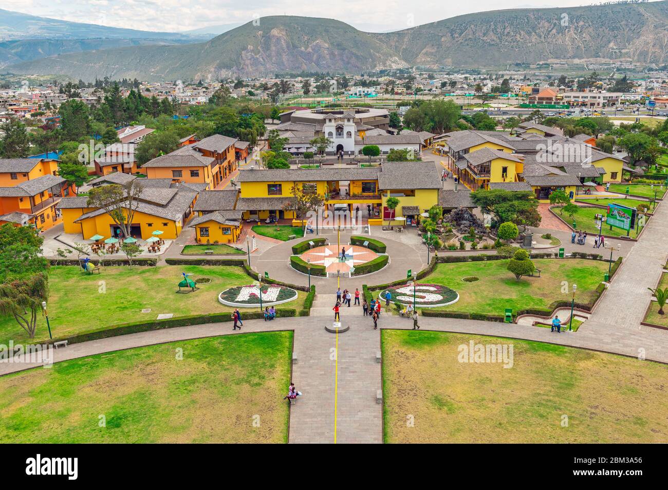Vista aerea dal monumento della linea equatoriale e le montagne delle Ande a Quito, Ecuador. Foto Stock