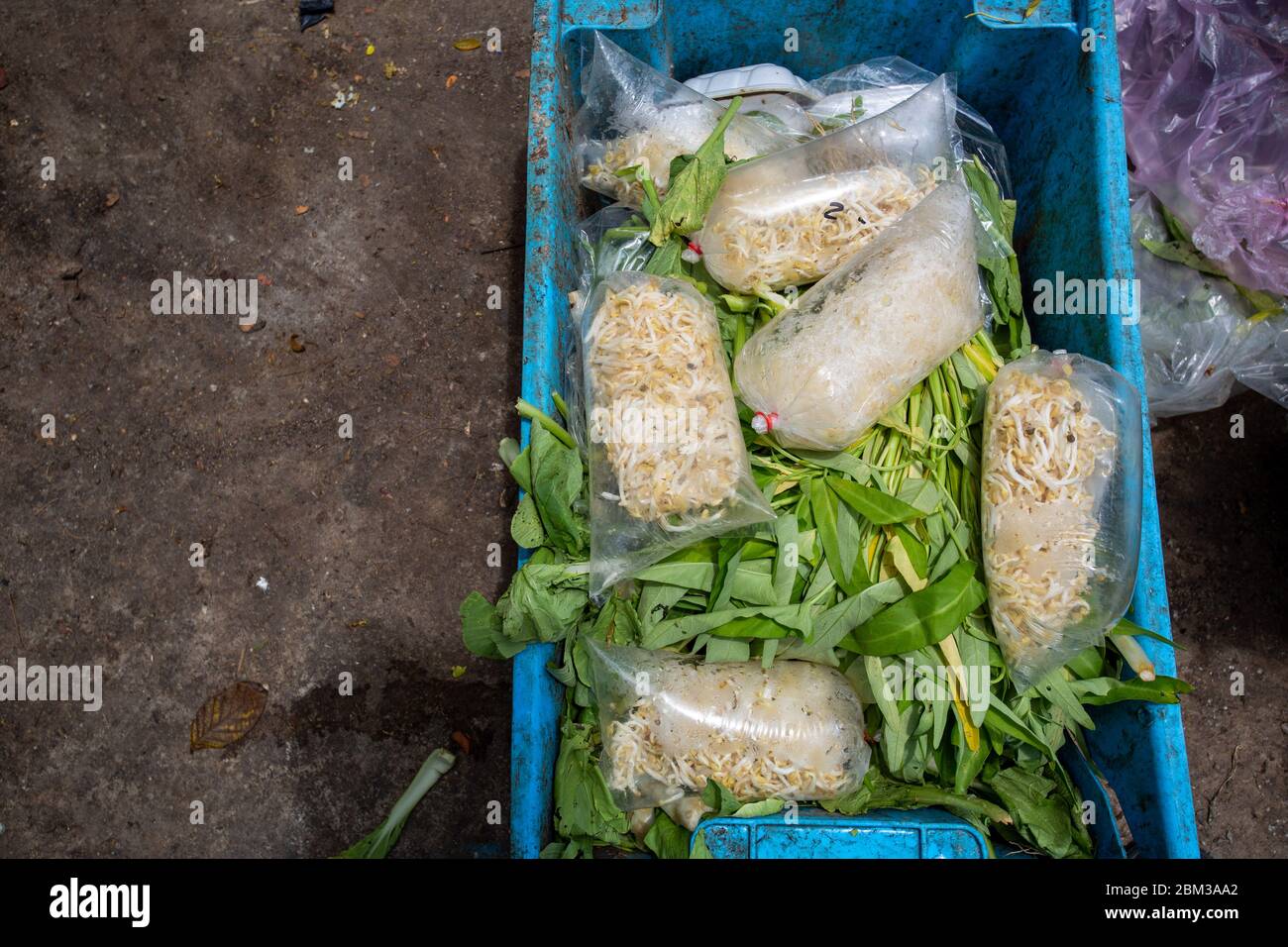 Malesia, 6 maggio 2020 - mucchi di spazzatura, rifiuti e rifiuti, vicino a sovrascarsi immondizia. Sacchetti di plastica, scatole di cartone e rifiuti organici. Questo tipo di co Foto Stock