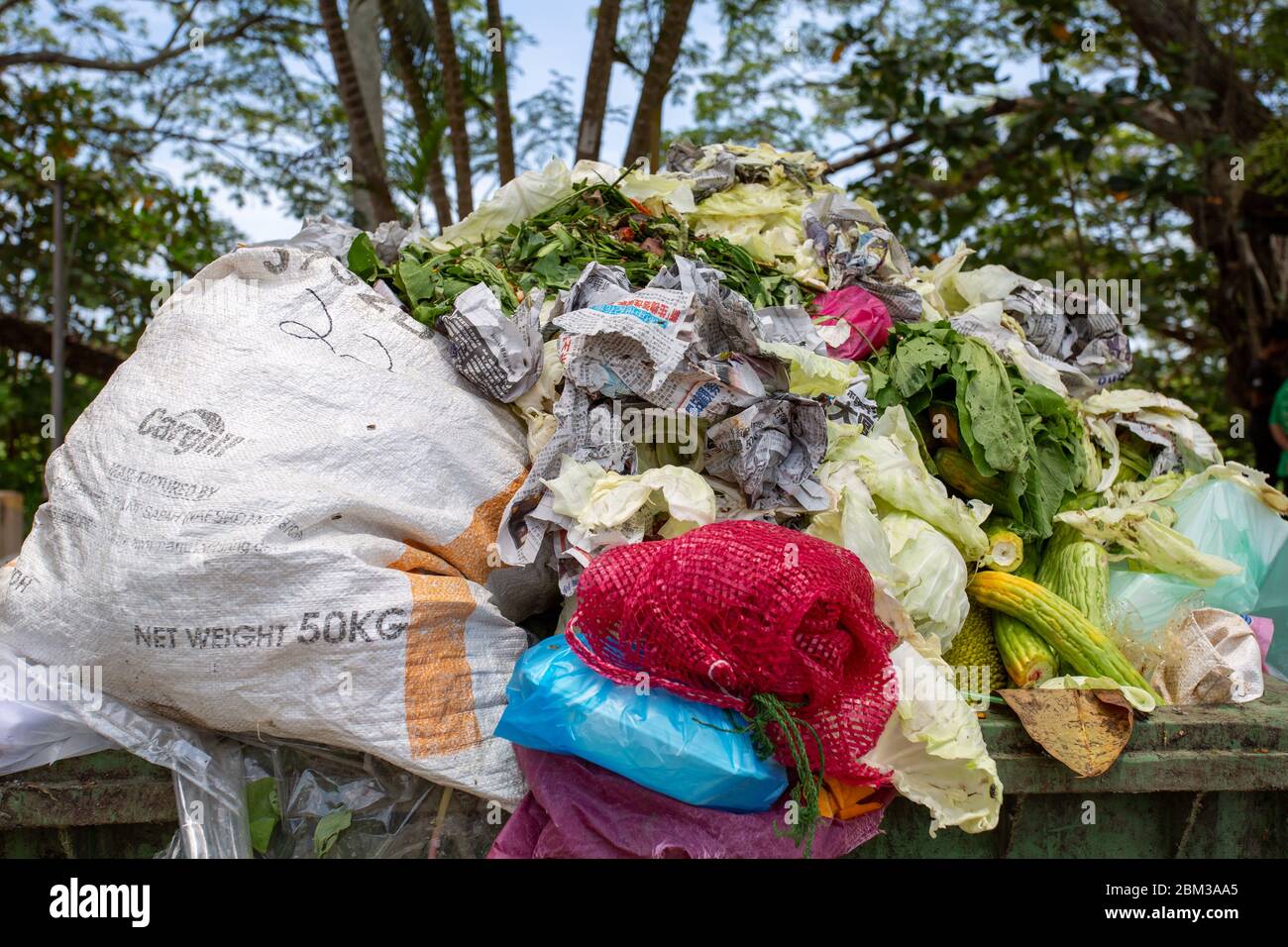 Malesia, 6 maggio 2020 - mucchi di spazzatura, rifiuti e rifiuti, vicino a sovrascarsi immondizia. Sacchetti di plastica, scatole di cartone e rifiuti organici. Questo tipo di co Foto Stock