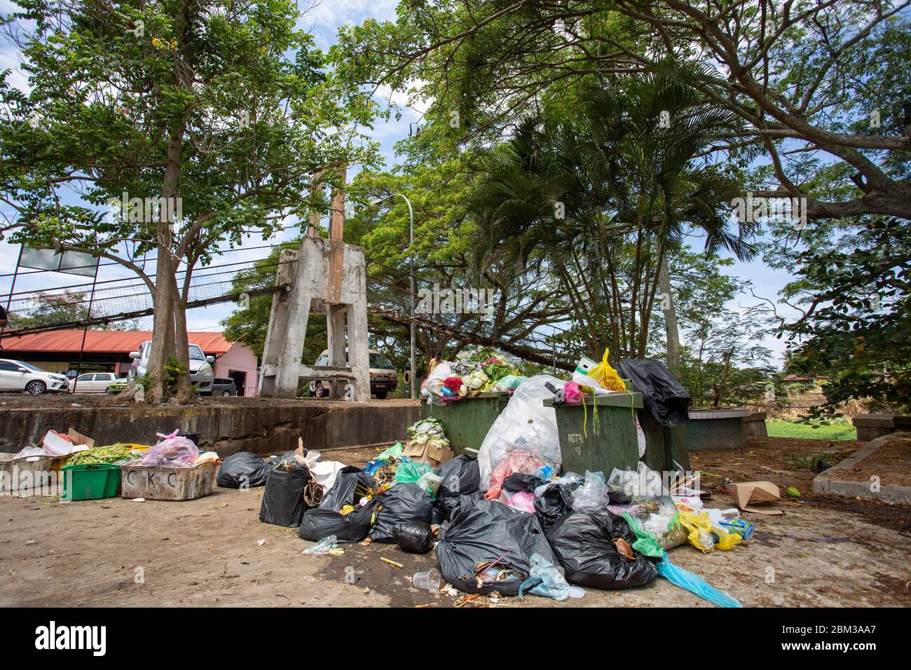 Malesia, 6 maggio 2020 - mucchi di spazzatura, rifiuti e rifiuti, vicino a sovrascarsi immondizia. Sacchetti di plastica, scatole di cartone e rifiuti organici. Questo tipo di co Foto Stock